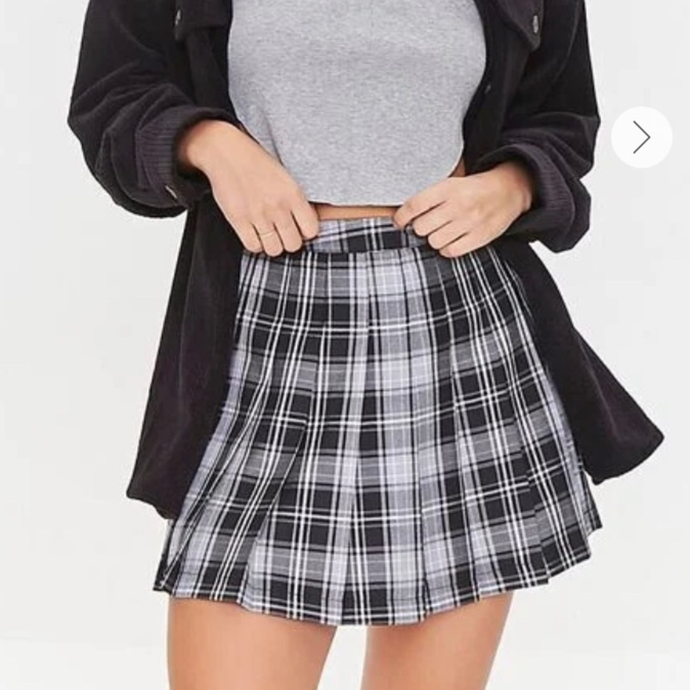 Forever 21 black and white pleated skirt